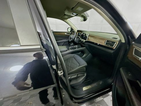 Used 2024 Volkswagen Atlas SE image 33