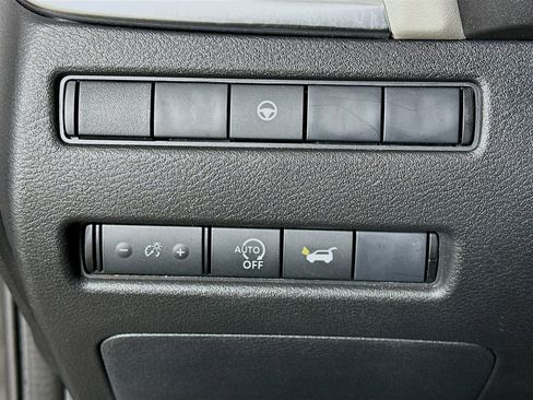 Used 2025 Nissan Rogue SV image 17