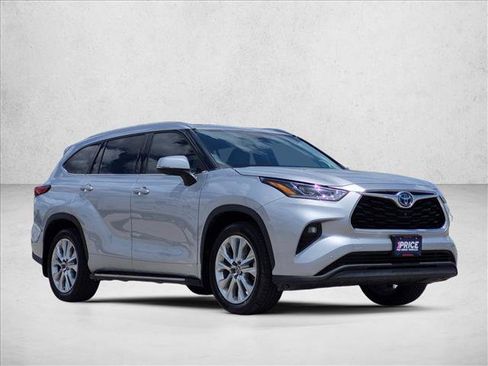 Used 2022 Toyota Highlander Limited FWD image 3