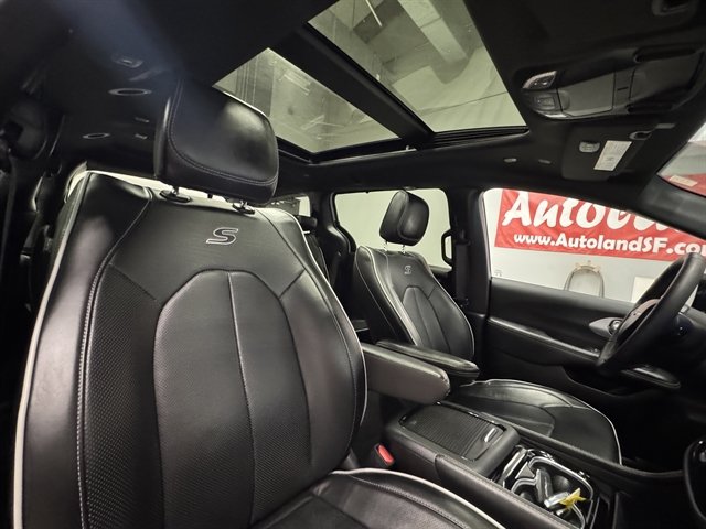 Used 2025 Chrysler Pacifica Limited FWD image 10
