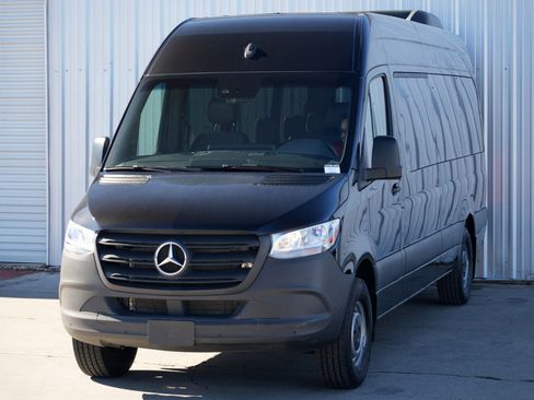 Used 2023 Mercedes-Benz Sprinter 2500 w/ Parking Package image 44