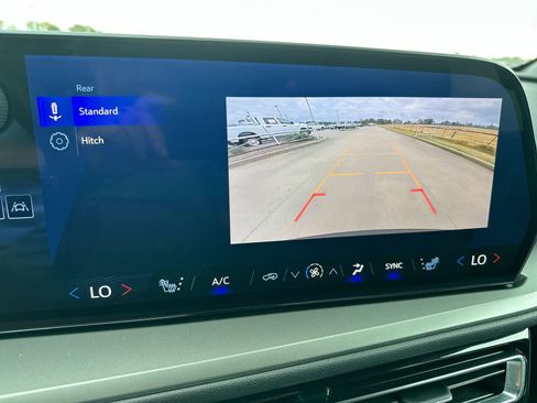 Used 2025 Chevrolet Traverse LT image 17