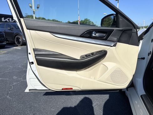 Used 2023 Nissan Maxima SV w/ Floor Mat Group FWD image 11