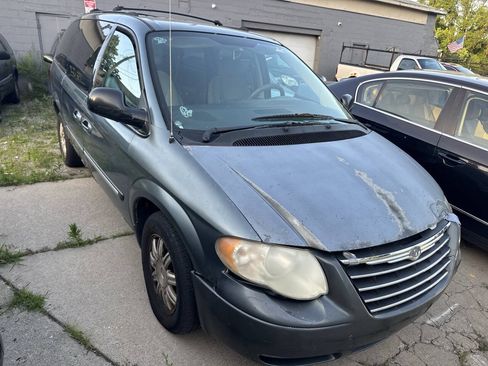 Used 2005 Chrysler Town & Country Touring FWD image 4
