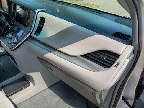 Used 2017 Toyota Sienna LE image 18