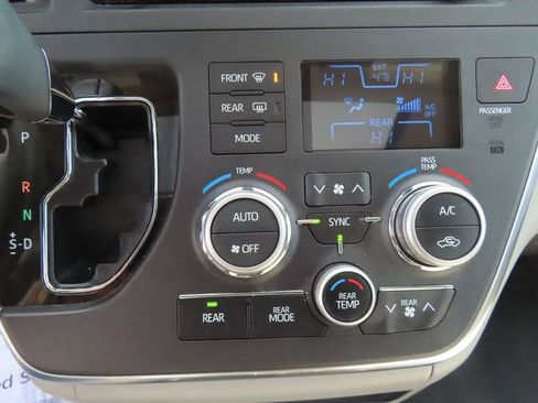 Used 2018 Toyota Sienna XLE Premium w/ Carpet Mat Package image 33