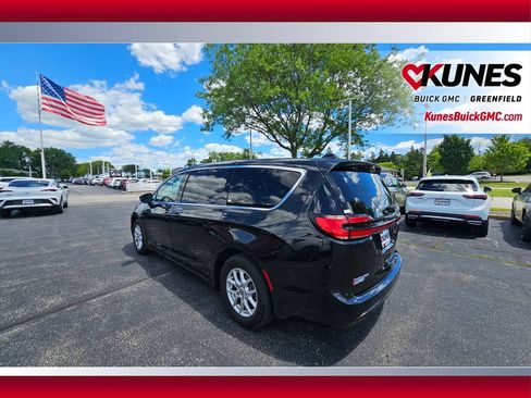 Used 2023 Chrysler Pacifica Touring-L FWD image 8