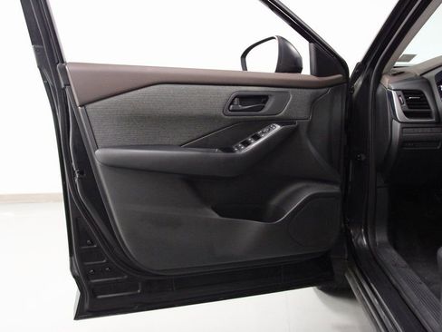 Used 2023 Nissan Rogue S image 18