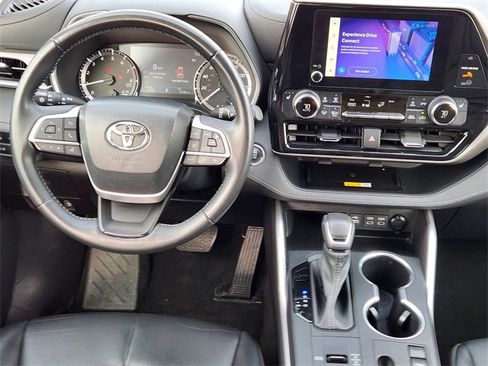 Used 2023 Toyota Highlander XLE image 28