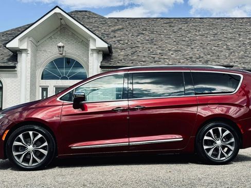 Used 2018 Chrysler Pacifica Limited w/ Tire & Wheel Group FWD image 7