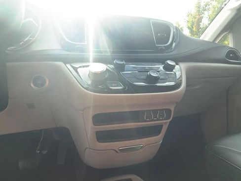 Used 2024 Chrysler Pacifica Limited FWD image 25