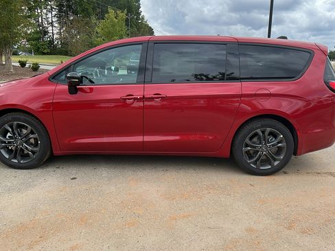 New 2026 Chrysler Pacifica Select image 11