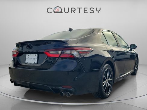 Used 2023 Toyota Camry SE image 5