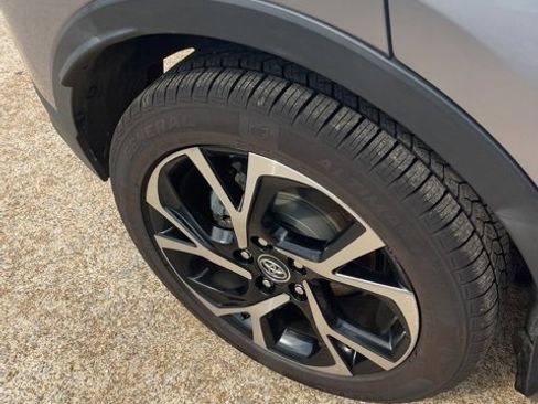 Used 2019 Toyota C-HR XLE image 11