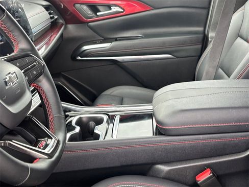 Used 2025 Chevrolet Traverse RS image 11