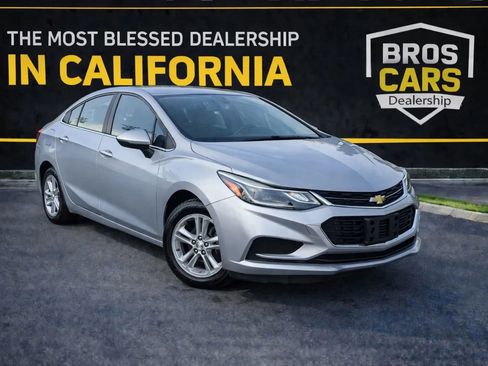 Used 2017 Chevrolet Cruze LT image 1