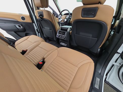 Used 2025 Land Rover Discovery Metropolitan Edition AWD/4WD image 11