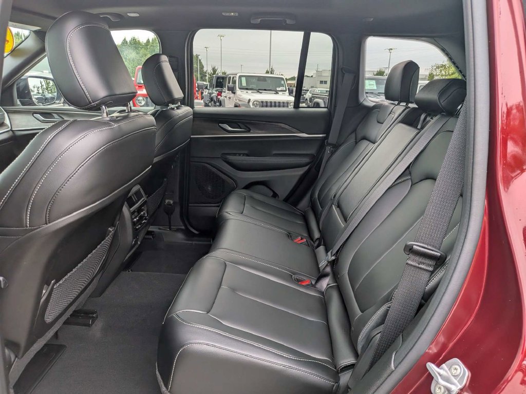 Used 2025 Jeep Grand Cherokee Limited AWD/4WD image 13