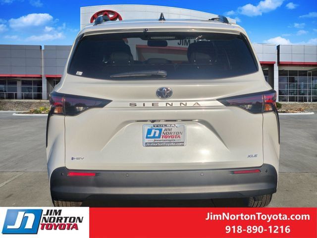 Used 2026 Toyota Sienna XLE FWD image 6