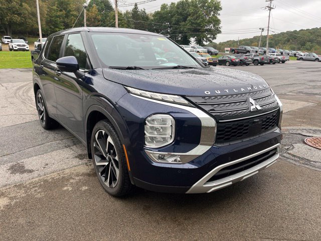 Used 2024 Mitsubishi Outlander AWD image 2
