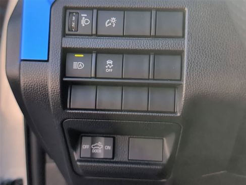 Used 2025 Toyota Tacoma TRD Off-Road AWD/4WD image 31