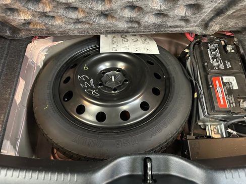 Used 2018 Chrysler 300 Limited image 22