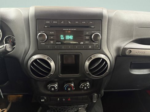 Used 2018 Jeep Wrangler Unlimited Sport w/ Connectivity Group image 10