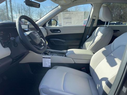 New 2026 Nissan Pathfinder SL image 12
