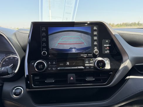 Used 2022 Toyota Highlander XLE FWD image 28