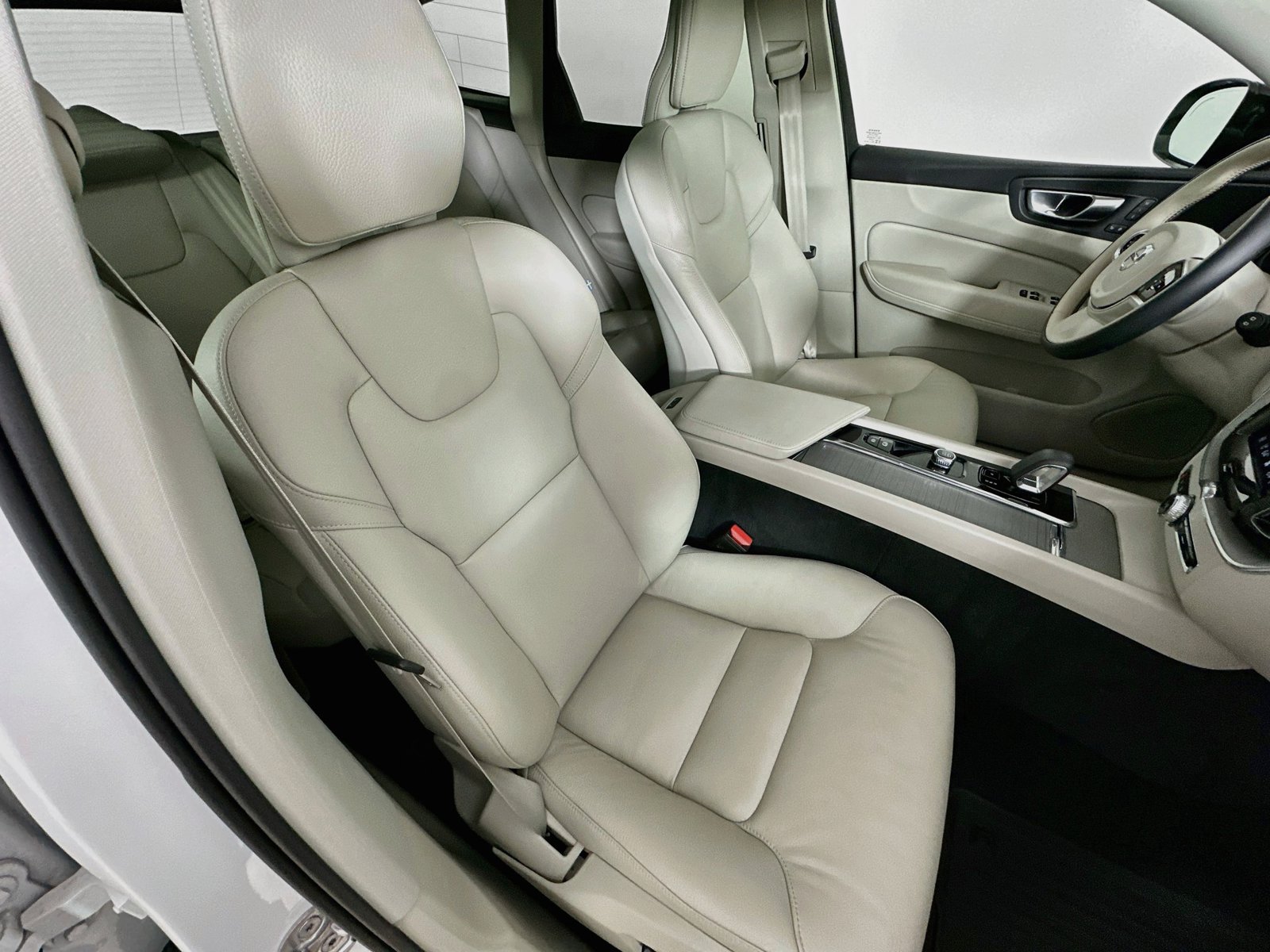 Certified 2024 Volvo XC60 B5 Plus w/ Climate Package AWD/4WD image 45