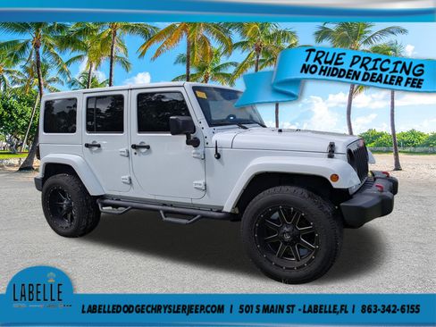 Used 2016 Jeep Wrangler Unlimited Sahara w/ Connectivity Group AWD/4WD image 2