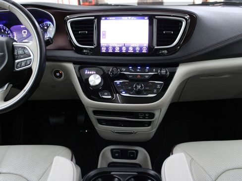 Used 2018 Chrysler Pacifica Limited w/ Advanced Safetytec Group FWD image 27
