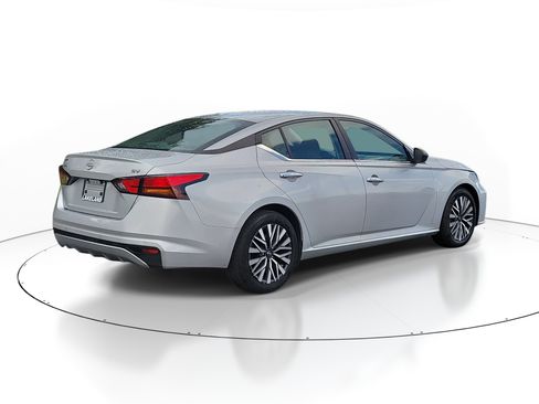 Used 2024 Nissan Altima 2.5 SV FWD image 7
