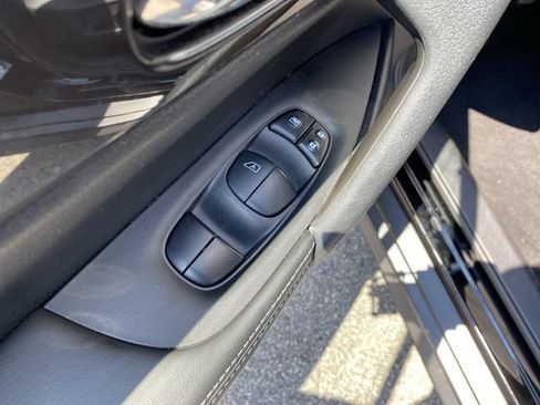 Used 2018 Nissan Rogue SV w/ Sun & Sound Touring Package AWD/4WD image 16