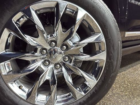 Used 2023 GMC Yukon Denali w/ Denali Reserve Package image 9