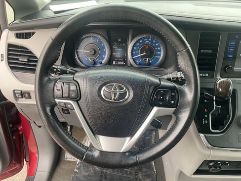 Used 2015 Toyota Sienna XLE FWD image 17