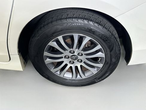 Used 2020 Toyota Sienna XLE image 11