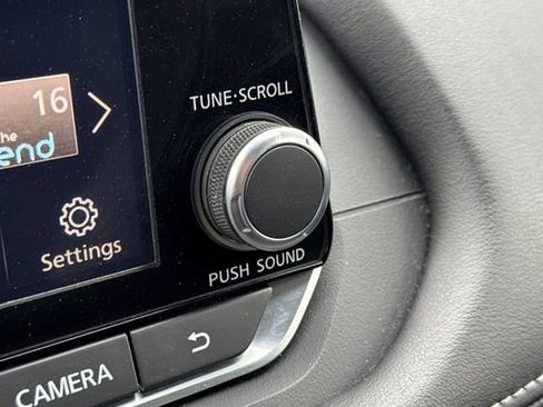 Used 2025 Nissan Rogue SV FWD image 32