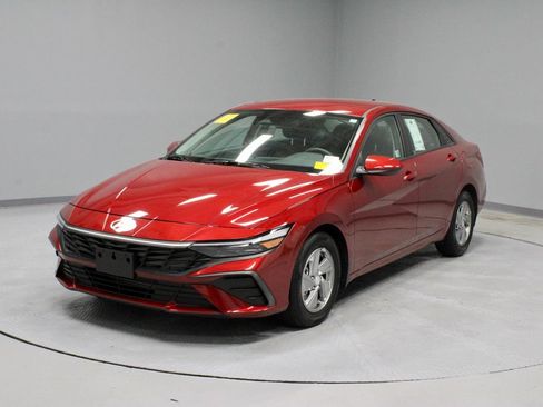 Used 2024 Hyundai Elantra SE FWD image 6