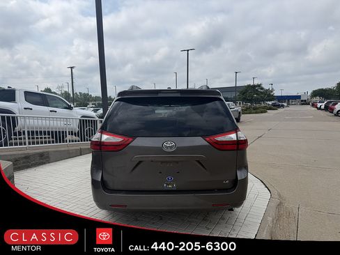 Used 2017 Toyota Sienna LE FWD image 3