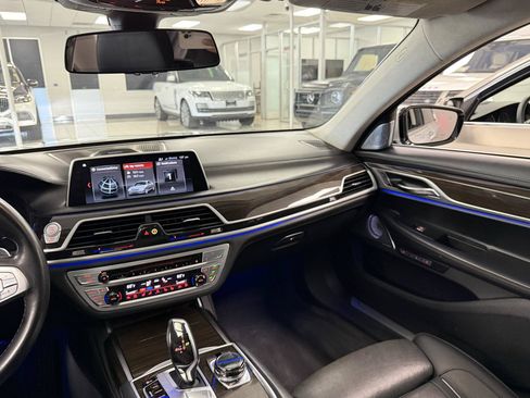 Used 2018 BMW 750i RWD image 15