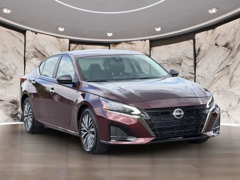 Used 2025 Nissan Altima 2.5 SV FWD image 3