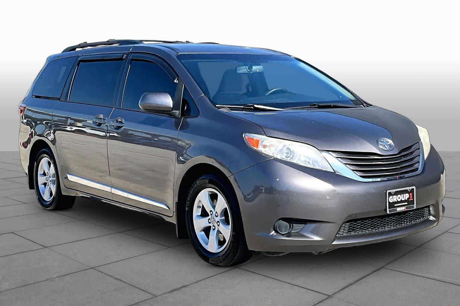 Used 2017 Toyota Sienna LE w/ Protection Package FWD image 3