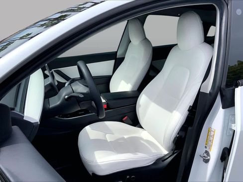 Used 2021 Tesla Model Y Long Range image 7