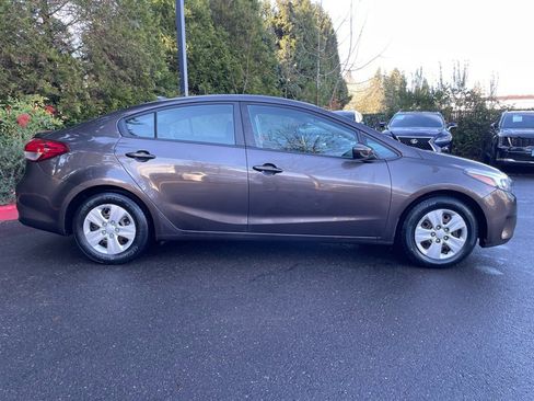 Used 2018 Kia Forte LX image 2