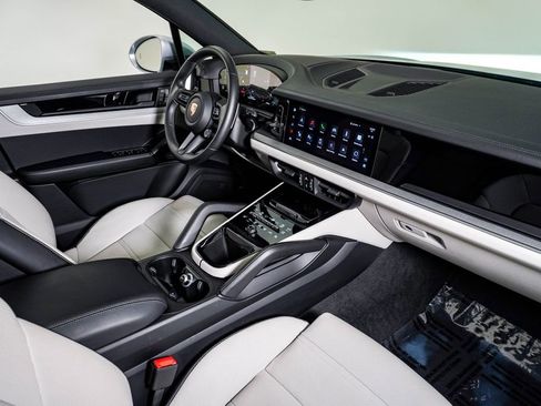 Certified 2025 Porsche Cayenne image 13