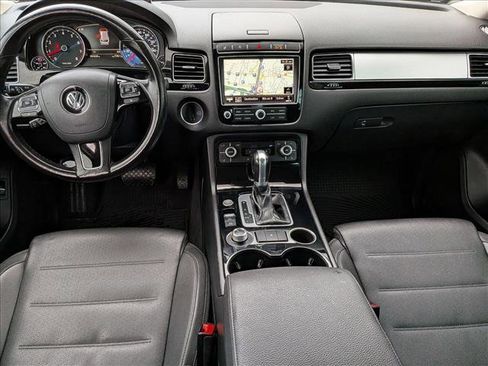 Used 2017 Volkswagen Touareg Sport image 18