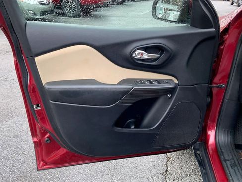 Used 2017 Jeep Cherokee Latitude w/ Comfort/Convenience Group image 21