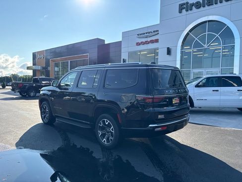 Used 2023 Jeep Wagoneer Series III w/ Preferred Equipment Group AWD/4WD image 3