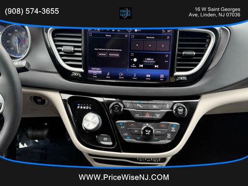 Used 2022 Chrysler Pacifica Touring-L image 15